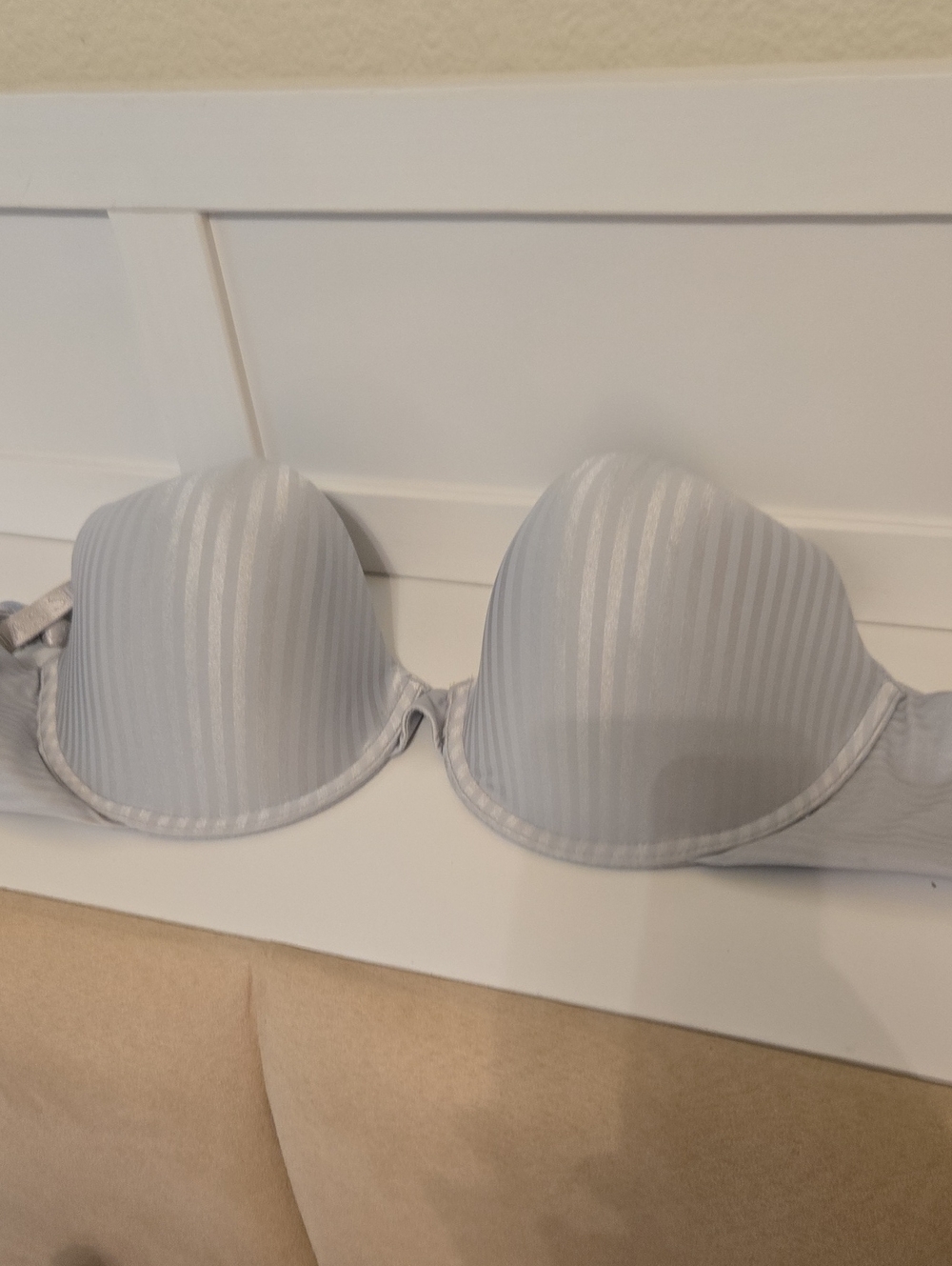 Victoria's Secret Light Gray Striped Push-Up Bra 32DDD Nwt